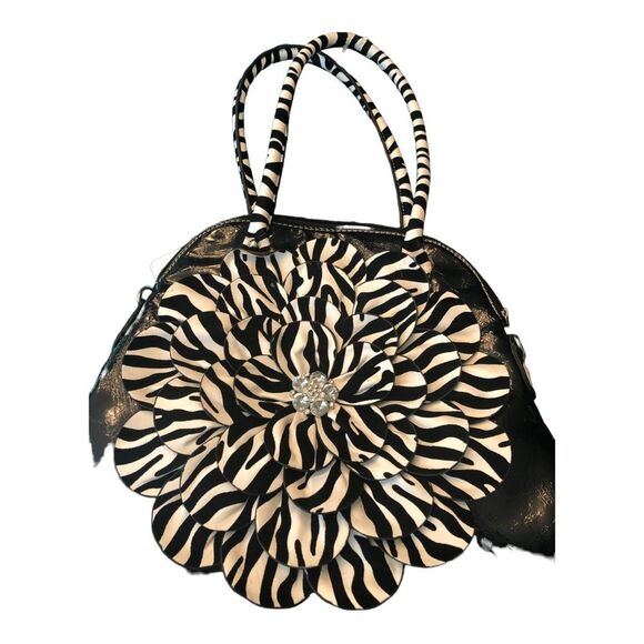 😊3/$30 Hananel Purse Black & White exterior w/Flower, interior tiger print - Picture 8 of 11